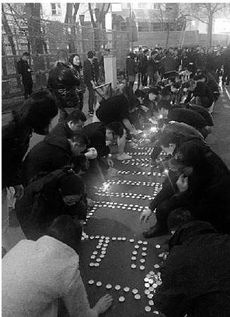 事發(fā)后，當(dāng)?shù)厝A人舉行悼念活動(dòng)。 法國《華人街報(bào)》供圖