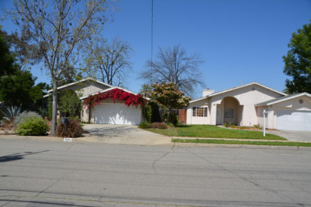 波莫那八歲華童遭槍擊案日前告破，當(dāng)?shù)厣鐓^(qū)居民表示雖然稍安心，但危機(jī)感猶存。圖為案發(fā)住宅及案發(fā)街區(qū)。（記者啟鉻／攝影）