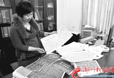 　市韓愈紀(jì)念館館長(zhǎng)李春向記者介紹集“蘇體”《廟碑》全篇1070個(gè)字過程。 本報(bào)記者 黃春生 攝