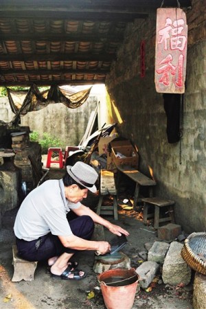 官國(guó)云正在打磨剛鍛造好的后安刀。