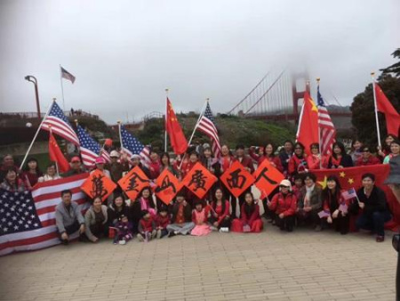 舊金山廣西籍華人華僑在金門大橋下慶祝壯族節(jié)日“三月三”。(美國《世界日報(bào)》