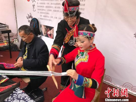平陽(yáng)青街幾位畬民在編織彩帶 李婷婷 攝