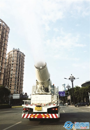 造價90萬的多功能抑塵車。