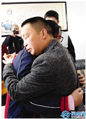 離別14年，這一抱等得太久太久。