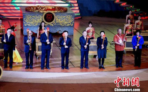 圖為與會(huì)嘉賓為2017海峽兩岸各民族歡度“三月三”節(jié)暨福建省第六屆“三月三”畬族文化節(jié)、第十屆海峽兩岸少數(shù)民族豐收節(jié)開幕式點(diǎn)燃火炬?！⒖筛?攝