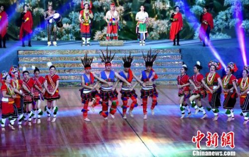 圖為來自臺灣花蓮的原鄉(xiāng)舞蹈團(tuán)在開幕式上表演舞蹈?！⒖筛?攝