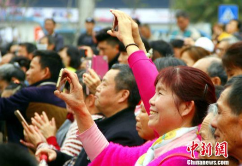 圖為觀看山歌邀請賽的觀眾?！≈炝?攝