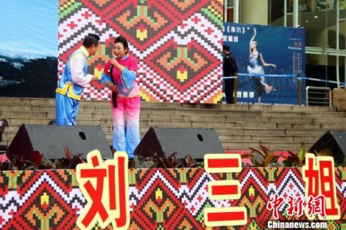 圖為原生態(tài)男女對唱《割到禾米供老爺》?！≈炝?攝