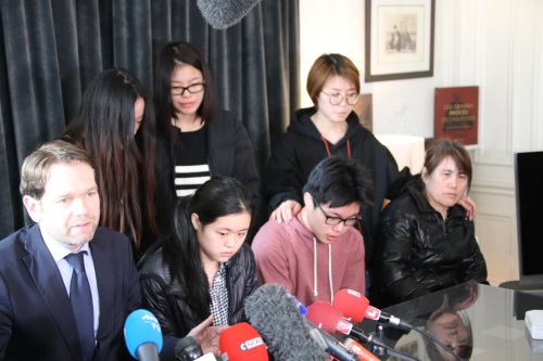 劉少堯家屬呼吁大家保持冷靜。(《歐洲時報》/黃冠杰 攝)