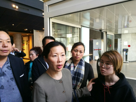 陸青江安撫死者家屬。(《歐洲時(shí)報(bào)》/孔帆 攝)