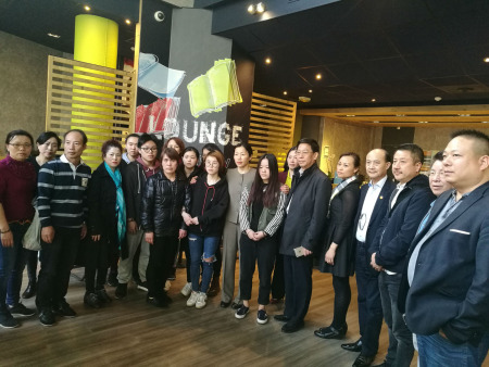 陸青江與死者家屬在一起。(《歐洲時(shí)報(bào)》/孔帆 攝)