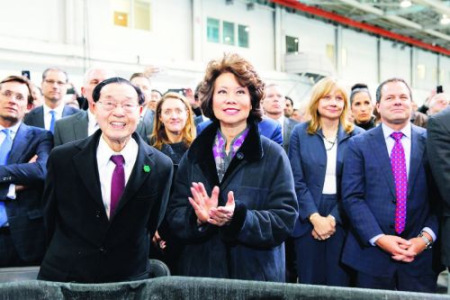 趙小蘭與其父趙錫成日前在位于密西根州的全美車流研測(cè)中心聆聽總統(tǒng)特朗普的演講。（美國(guó)《僑報(bào)》援引美聯(lián)社）