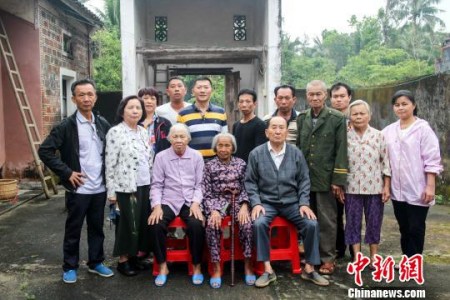 圖為丘秀芷展示先生符兆祥的家譜?！￡P(guān)向東　攝