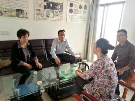 ?？谑袃S聯(lián)主席林玉嬌與僑資僑屬企業(yè)負(fù)責(zé)人交談。