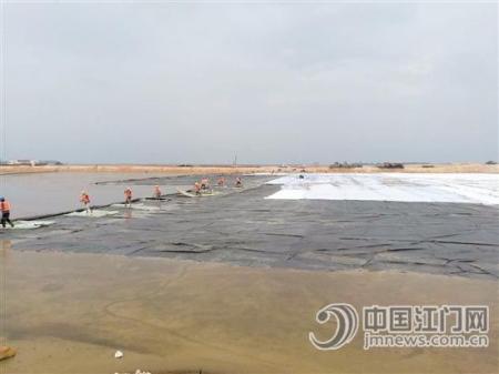 高新區(qū)公共碼頭正在緊張施工中。莊英業(yè)/攝