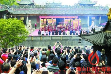 現(xiàn)場觀眾紛紛用手機記錄活動盛況。