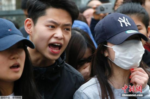 當(dāng)?shù)貢r(shí)間3月26日晚，居住在法國(guó)巴黎19區(qū)的青田籍華人男子被破門而入的執(zhí)法警察開槍打死。圖為當(dāng)?shù)貢r(shí)間28日，在法國(guó)巴黎的亞裔民眾在巴黎警察局門外與法國(guó)防暴警察對(duì)峙。