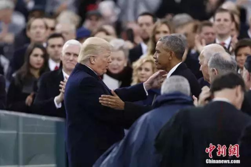 特朗普發(fā)表就職演說后與奧巴馬交談。 <a target='_blank' >中新社</a>記者 廖攀 攝