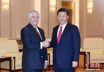 習(xí)近平請蒂勒森轉(zhuǎn)達對特朗普總統(tǒng)的問候，并歡迎特朗普總統(tǒng)來華訪問。3月19日，中國國家主席習(xí)近平在北京人民大會堂會見美國國務(wù)卿蒂勒森。 <a target='_blank' >中新社</a>記者 毛建軍 攝