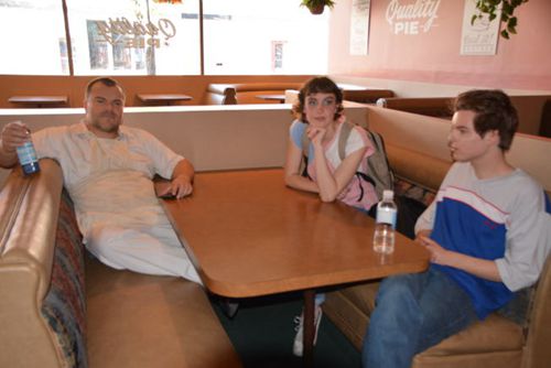 好萊塢電影演員Jack Black(左一)在餐館休息。(記者啟鉻／攝影)