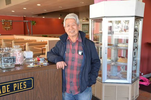 華裔關(guān)瑞創(chuàng)說(shuō)，關(guān)氏家族自1936年開(kāi)始經(jīng)營(yíng)“重慶餐廳”，目前餐館歇業(yè)，提供好萊塢電影公司拍攝影片。(記者啟鉻／攝影)(美國(guó)《世界日?qǐng)?bào)》/啟鉻 攝)