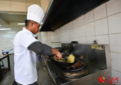 煸土豆絲。李涼 攝