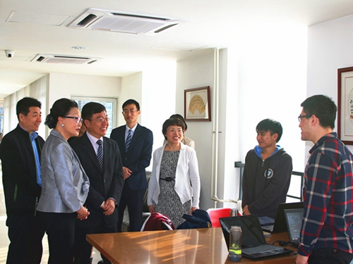 方李邦琴女士與學生交談 方李邦琴女士與學生交談