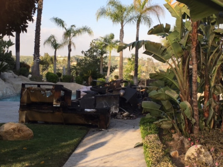 被燒焦的家具在后院堆成小山。(記者 楊青/攝影)