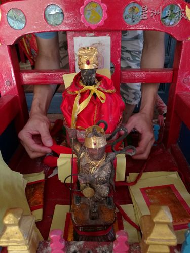 恭請超過200年歷史的楊府二王爺金身上轎。(圖：星洲日報(bào))