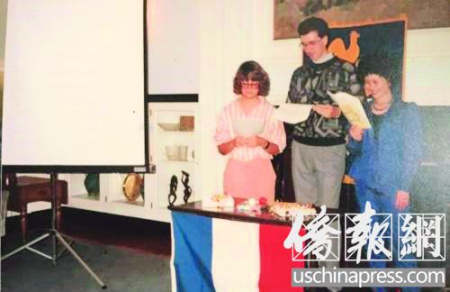 1986年沈佩君在西弗吉尼亞大學(xué)留學(xué)時(shí)做法語(yǔ)課助教。(美國(guó)《僑報(bào)》/管黎明 攝)