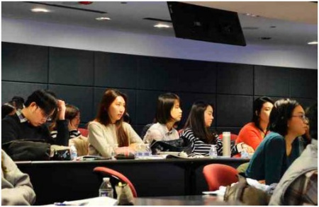 美國(guó)各大學(xué)校的畢業(yè)季將至，許多中國(guó)學(xué)生雖然有心留美工作，卻對(duì)大環(huán)境喪失信心，憂慮自己無(wú)緣工作簽證。（美國(guó)《世界日?qǐng)?bào)》/董宇 攝）