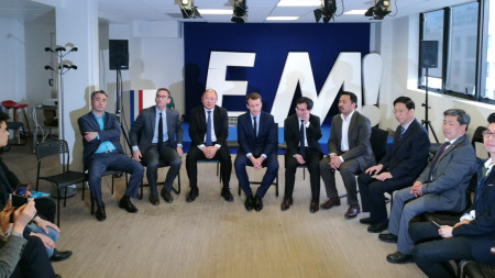 馬克隆安撫逝者家屬后，與華人代表會(huì)面。(法國《歐洲時(shí)報(bào)》/孔帆 攝)