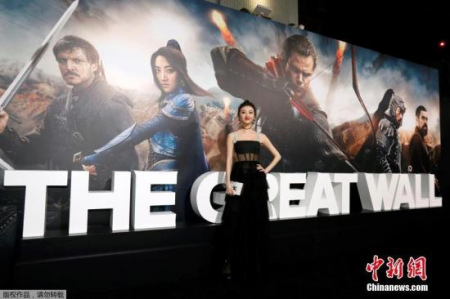  當?shù)貢r間2017年2月15日，美國洛杉磯，張藝謀和劇組演員現(xiàn)身宣傳《長城》。圖為景甜亮相。