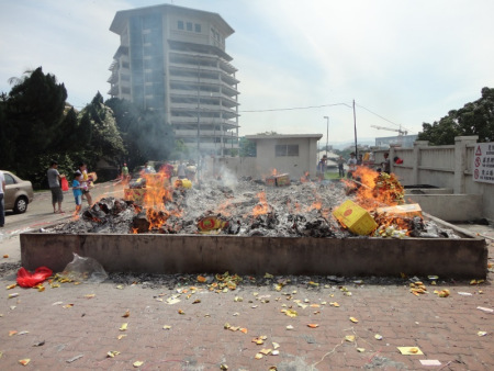 吉隆坡廣東義山自去年開(kāi)始推行“綠色清明”運(yùn)動(dòng)后，祭品焚燒量明顯減少。(馬來(lái)西亞《星洲日?qǐng)?bào)》資料圖)