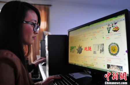 資料圖：白領(lǐng)在網(wǎng)上關(guān)注“代客掃墓”的商家。<a target='_blank' >中新社</a>發(fā) 于海洋 攝