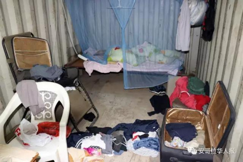 洗劫后的幾間內(nèi)室一片狼藉 洗劫后的幾間內(nèi)室一片狼藉