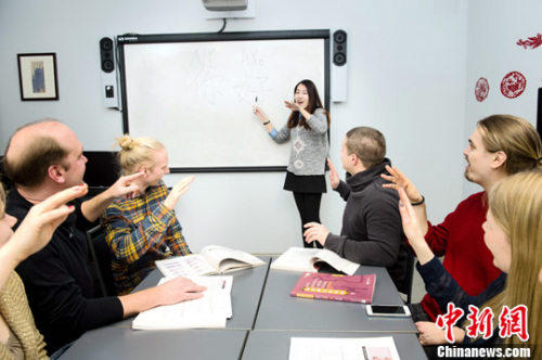 資料圖為赫爾辛基大學孔子學院一堂漢語課現(xiàn)場，老師在教學生跟讀“你好”。<a target='_blank' >中新社</a>記者 鐘欣 攝