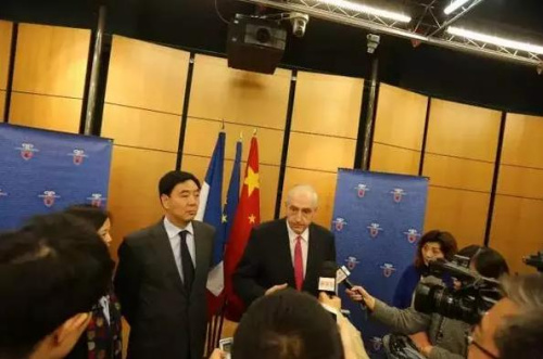 翟雋大使、卡多局長會見記者。(法國《歐洲時報》)