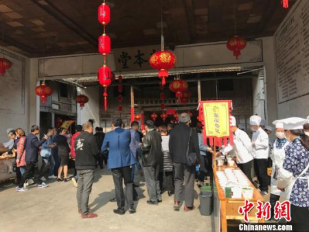 浦商在大畈鄉(xiāng)建光村品嘗美食 奚金燕 攝 浦商在大畈鄉(xiāng)建光村品嘗美食 奚金燕 攝