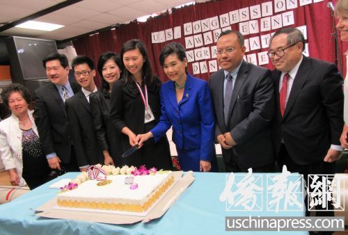 圣馬力諾學(xué)區(qū)教委代表和社區(qū)人士共慶甄子晴榮膺美國國會銀獎?wù)隆?美國《僑報(bào)》/翁羽 攝)