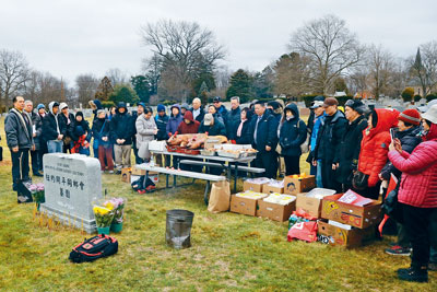 今年清明節(jié)前，開平同鄉(xiāng)會帶著近百名鄉(xiāng)親舉行春祭。（美國《星島日報》）