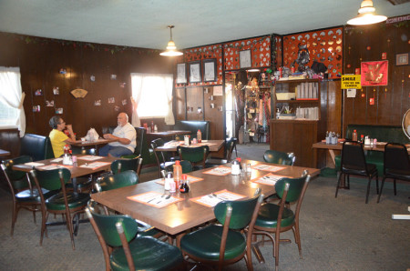 老字號(hào)“金星”中餐館，室內(nèi)布置中西合璧。（美國《世界日報(bào)》/王善言 攝）