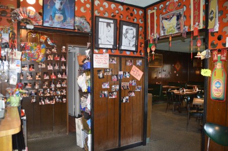 一進(jìn)入老字號(hào)「金星」中餐館，迎面而來的是熱鬧紛陳的各種相片。（美國《世界日報(bào)》/王善言 攝）