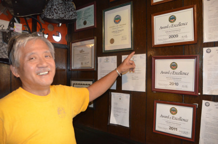 歷史悠久的老字號(hào)「金星」中餐館，獲得拉哈布拉市議會(huì)頒獎(jiǎng)表揚(yáng)多次。（美國《世界日報(bào)》/王善言 攝）