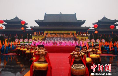 當(dāng)日上午，以“清明大槐樹百姓共尋根”為主題的第二十七屆洪洞大槐樹文化節(jié)尋根祭祖大典在陣陣禮炮聲中拉開了帷幕?！|杰 攝