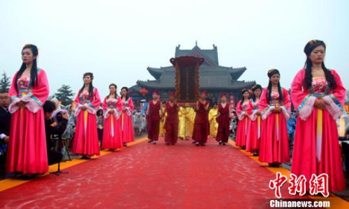 活動期間，大典按照“大槐樹祭祖習(xí)俗”進(jìn)行祭奠?！|杰 攝