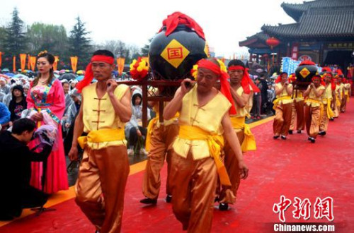 洪洞大槐樹景區(qū)負(fù)責(zé)人說，六百年前，一場聲勢浩大的移民使“大槐樹”成為了億萬移民后裔魂牽夢繞的精神家園；今天，“大槐樹”將“大槐樹祭祖習(xí)俗”延續(xù)，將“根祖文化”發(fā)揚，傳承著家國之夢，承載著移民之情?！|杰 攝