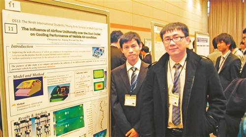 留學(xué)經(jīng)歷對(duì)滿超(左一)的成長(zhǎng)幫助不小 留學(xué)經(jīng)歷對(duì)滿超(左一)的成長(zhǎng)幫助不小