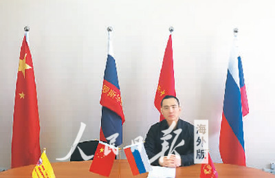 顏龍創(chuàng)立“一帶一路”俄羅斯網(wǎng)絡直播電視臺。圖為他在直播桌前準備錄制。