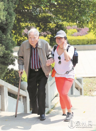 85歲老者在女兒攙扶下為母親掃墓（莊麗祥/攝）